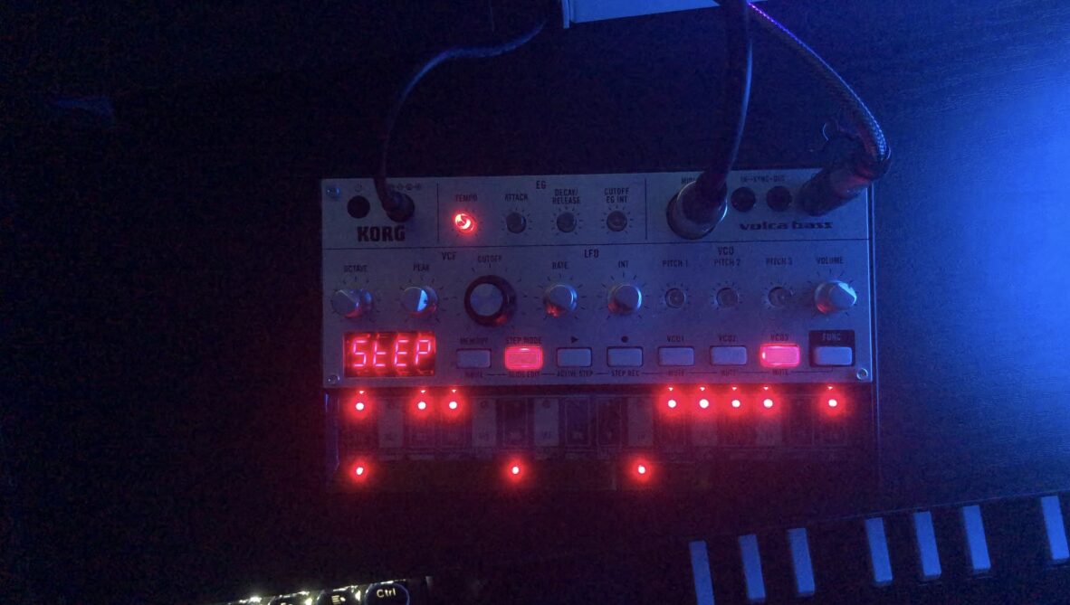 volca bass真剣レビュー！クールでダークなディストピアシンセという考え方。